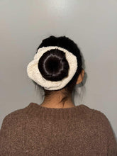 Chapeau noir et blanc crocheté à la main en forme d'oreille de chat (pain cuit à la vapeur) Chapeau décontracté à rayures