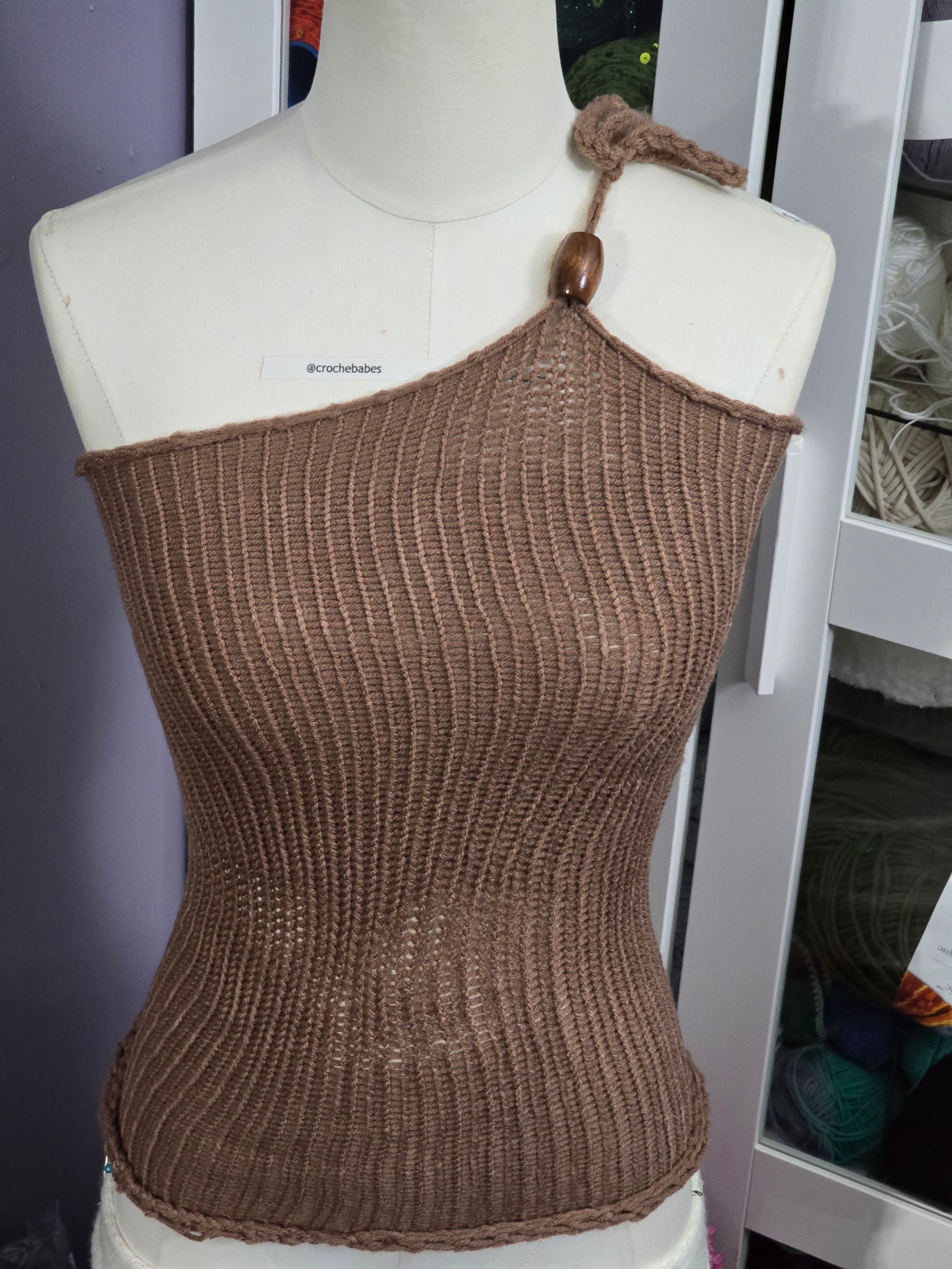 Haut en tricot asymétrique à une bretelle