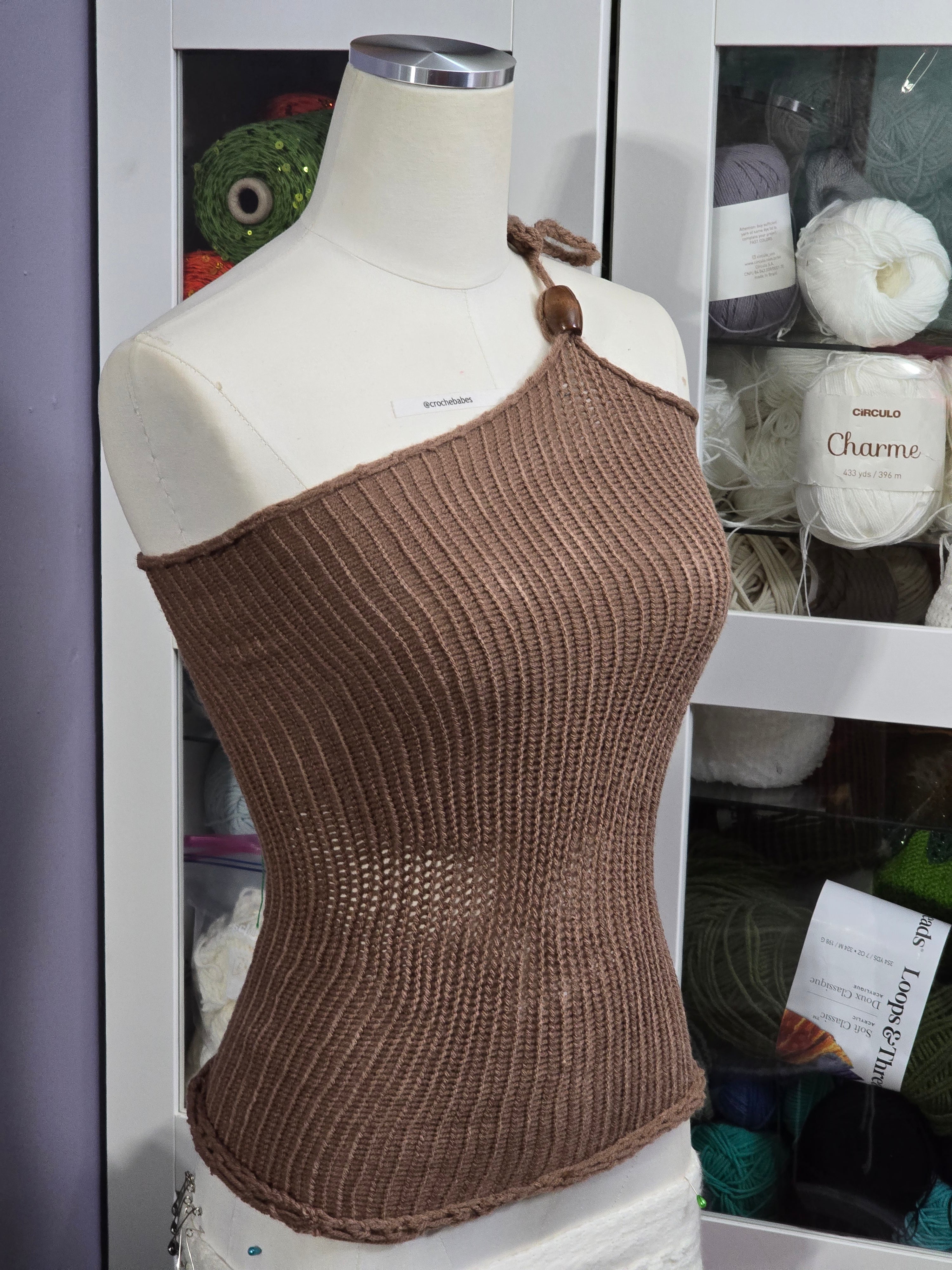 Haut en tricot asymétrique à une bretelle