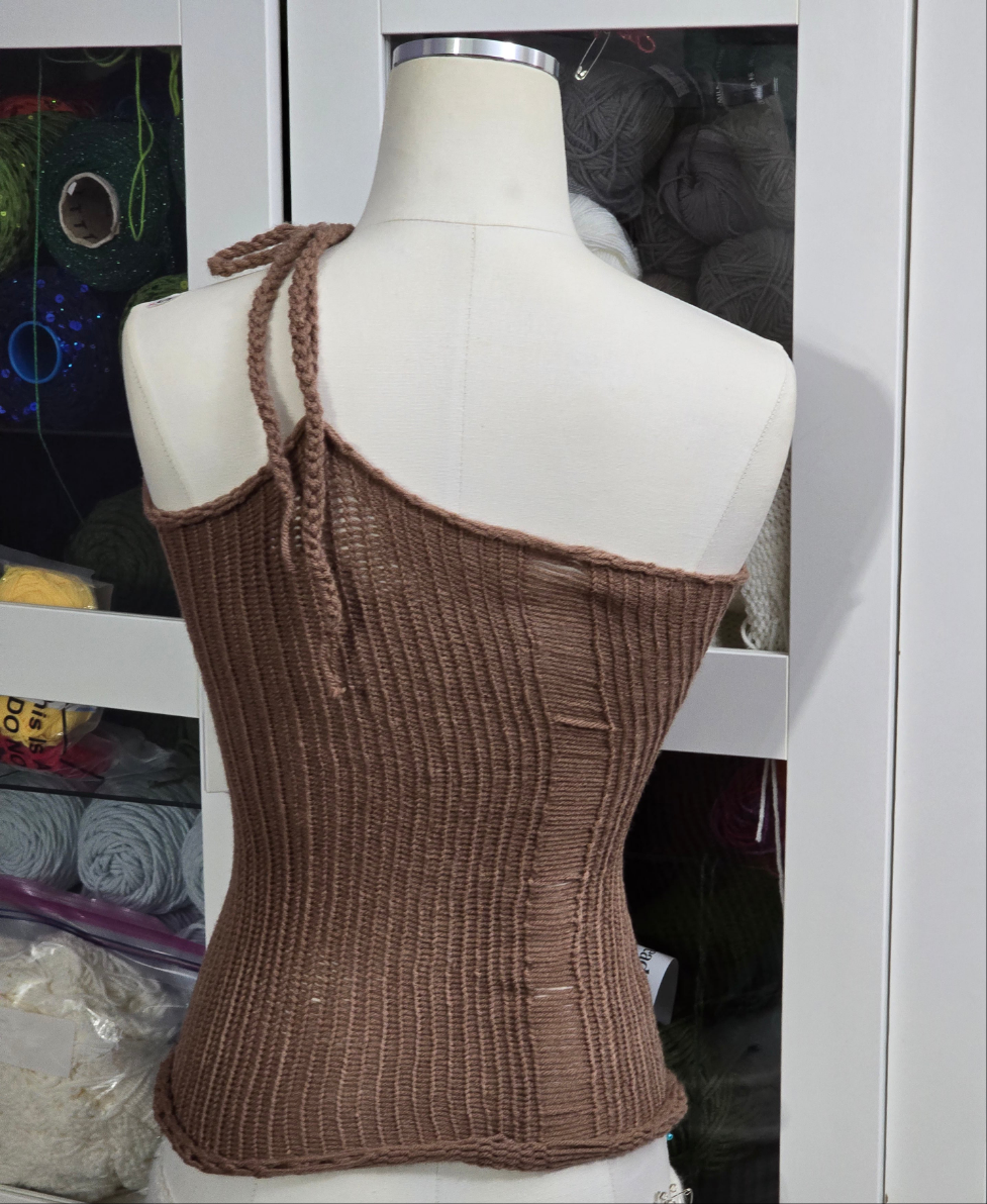 Haut en tricot asymétrique à une bretelle