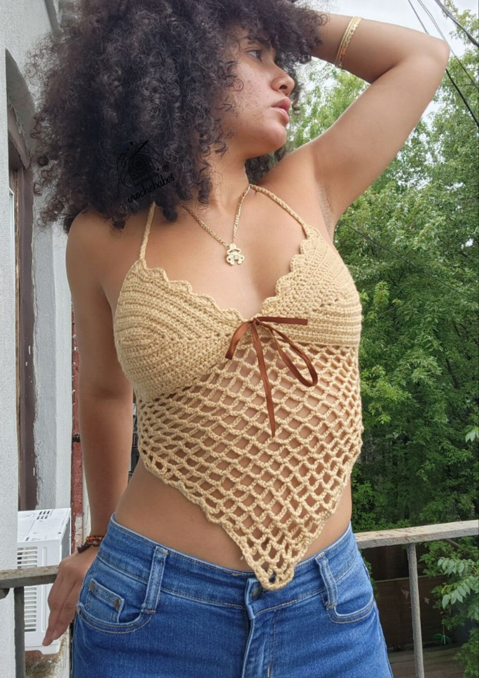 Top coeur kaki avec dos corset réglable, avec ruban en tissu amovible.