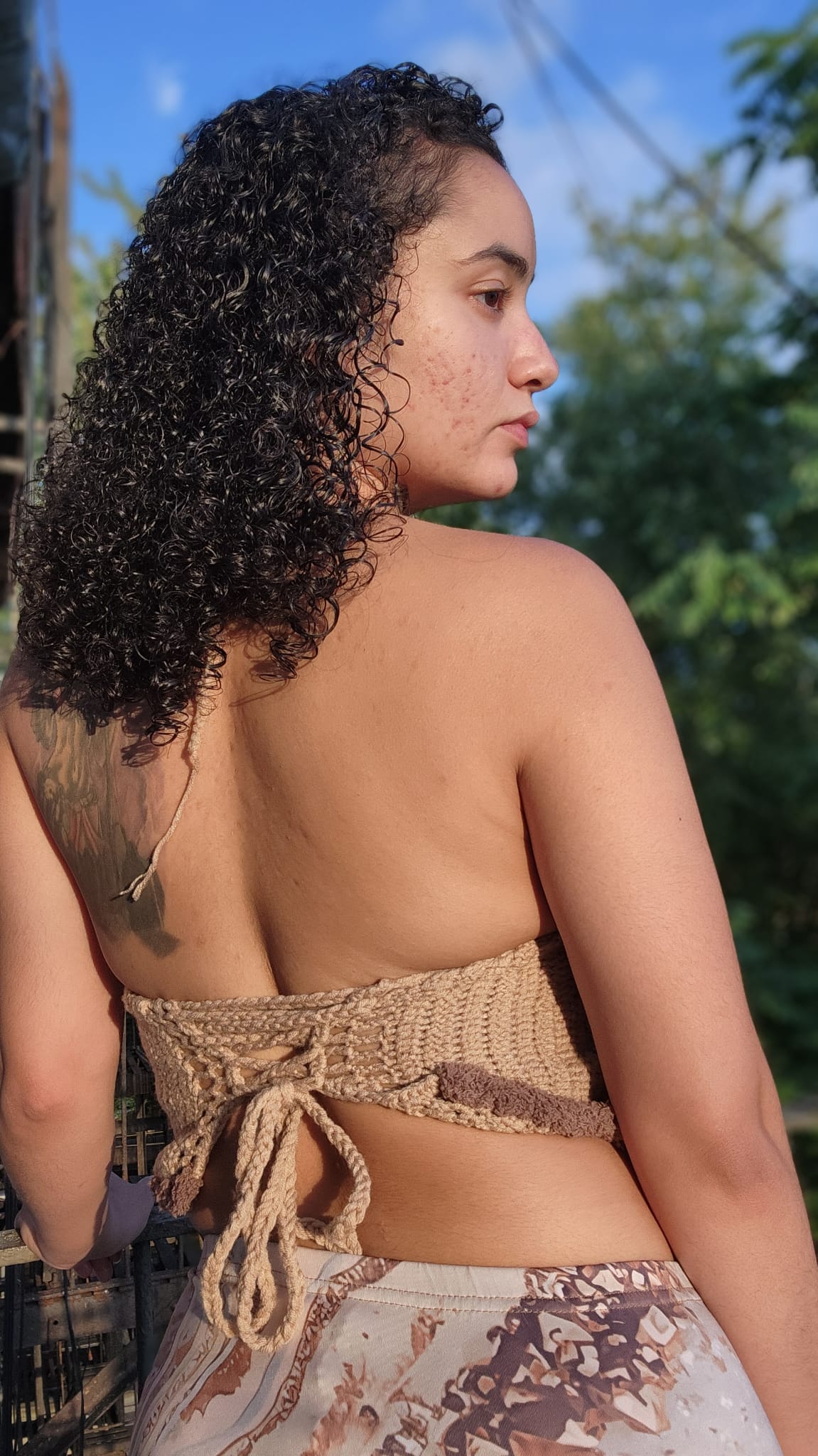 Haut asymétrique en crochet kaki avec motif duveteux