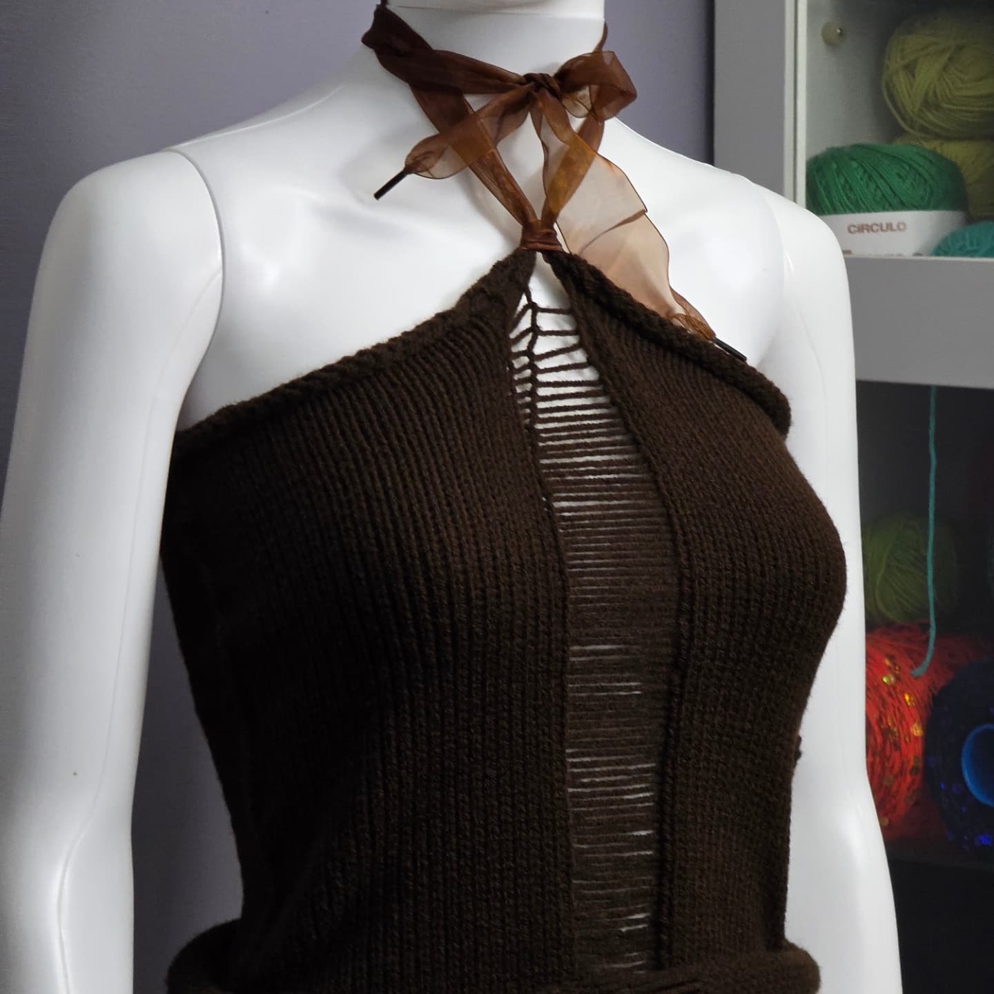 🎀 Haut en tricot asymétrique à col licou et haut déchiré
