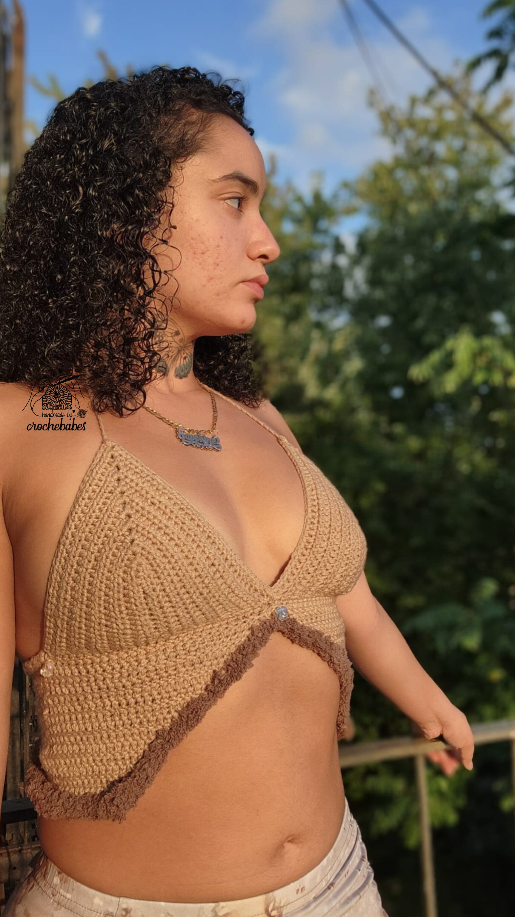 Haut asymétrique en crochet kaki avec motif duveteux