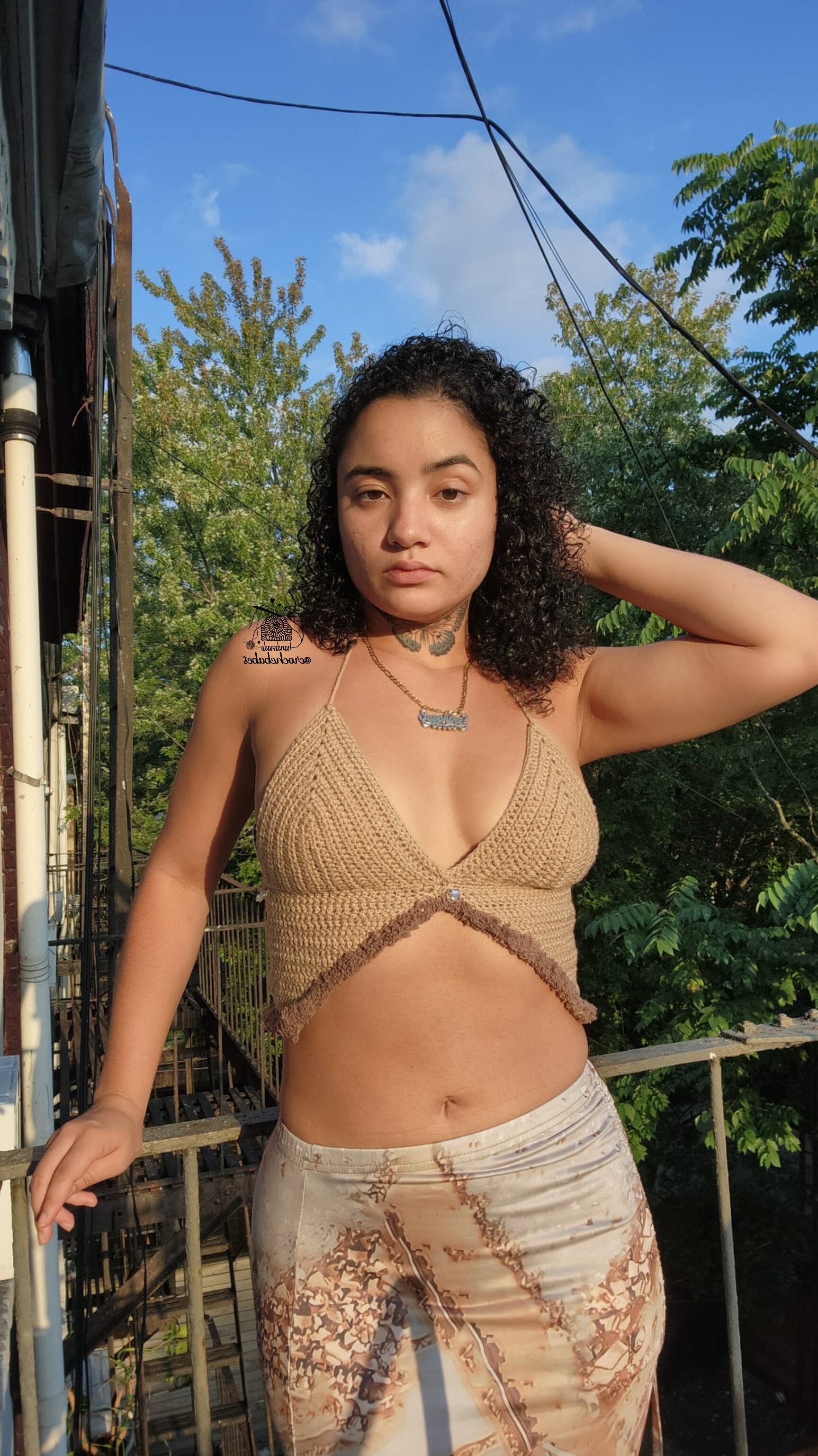 Haut asymétrique en crochet kaki avec motif duveteux