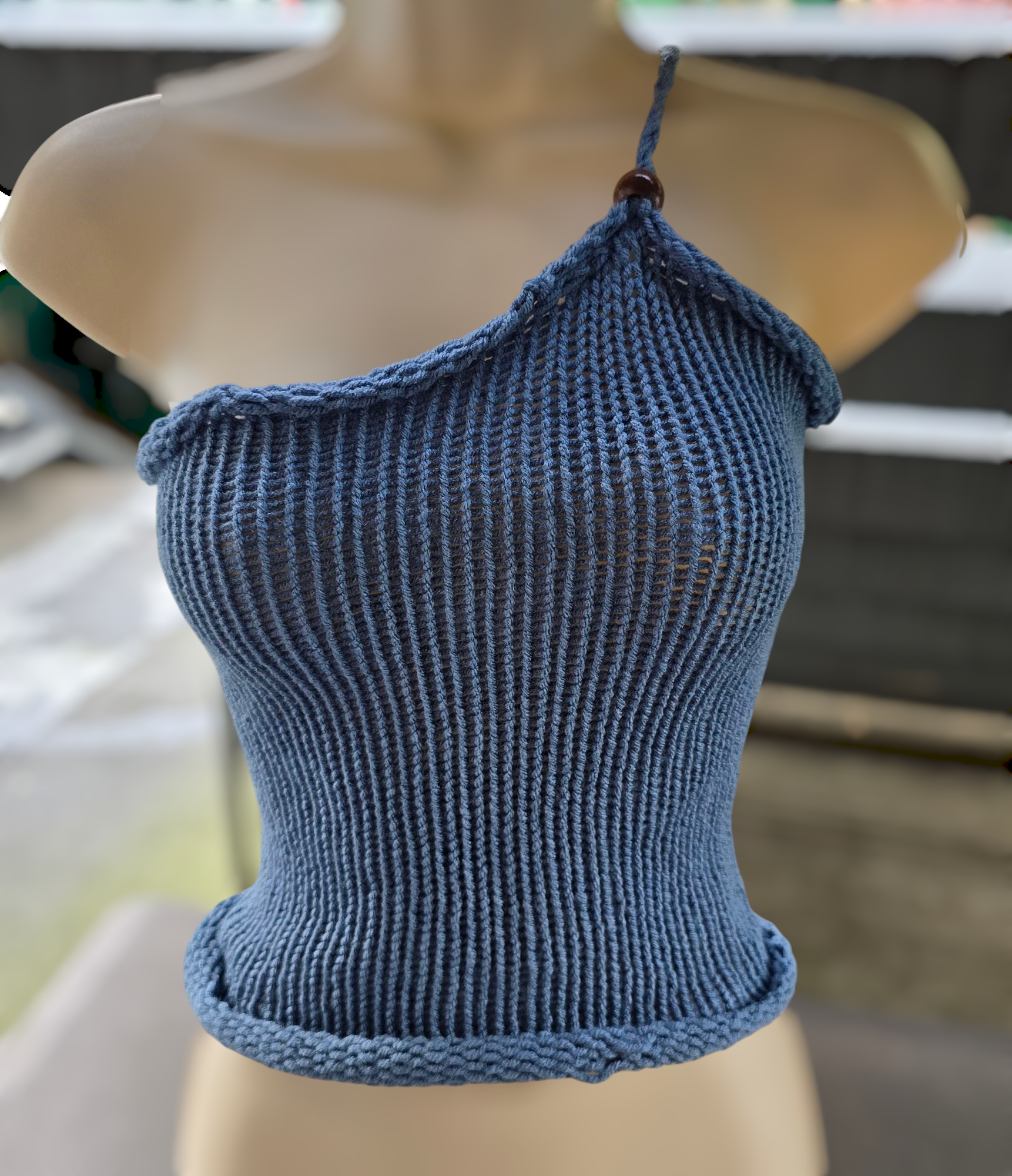 Haut en tricot asymétrique à une bretelle