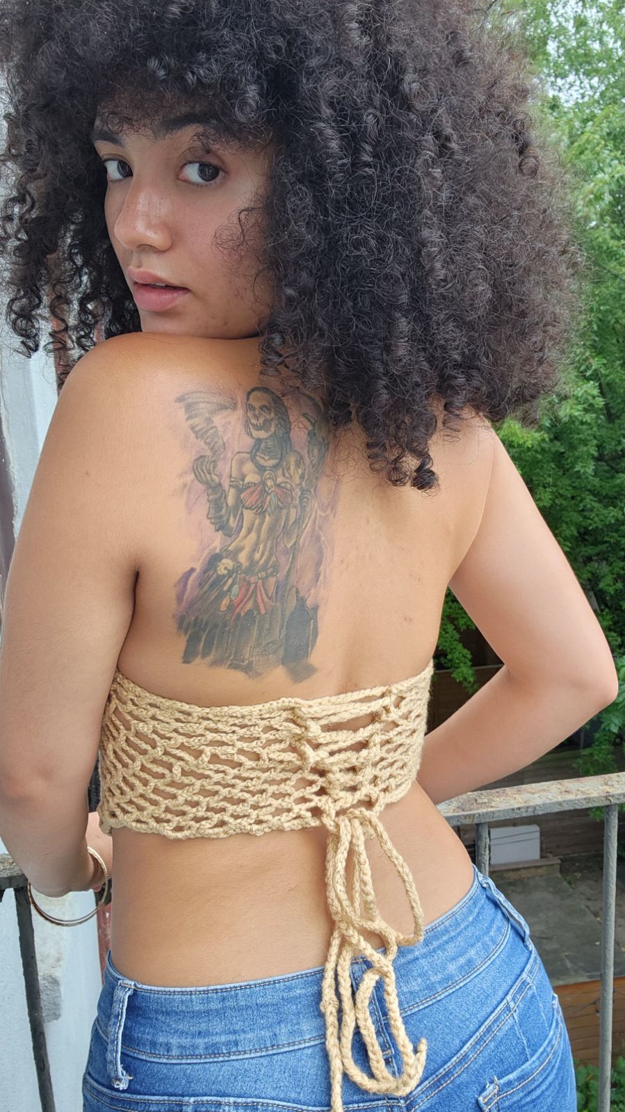 Top coeur kaki avec dos corset réglable, avec ruban en tissu amovible.