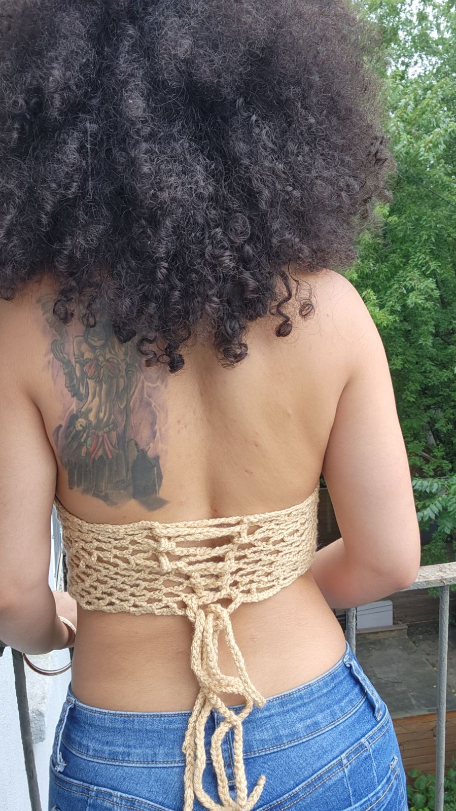 Top coeur kaki avec dos corset réglable, avec ruban en tissu amovible.