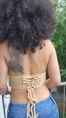 Top coeur kaki avec dos corset réglable, avec ruban en tissu amovible.