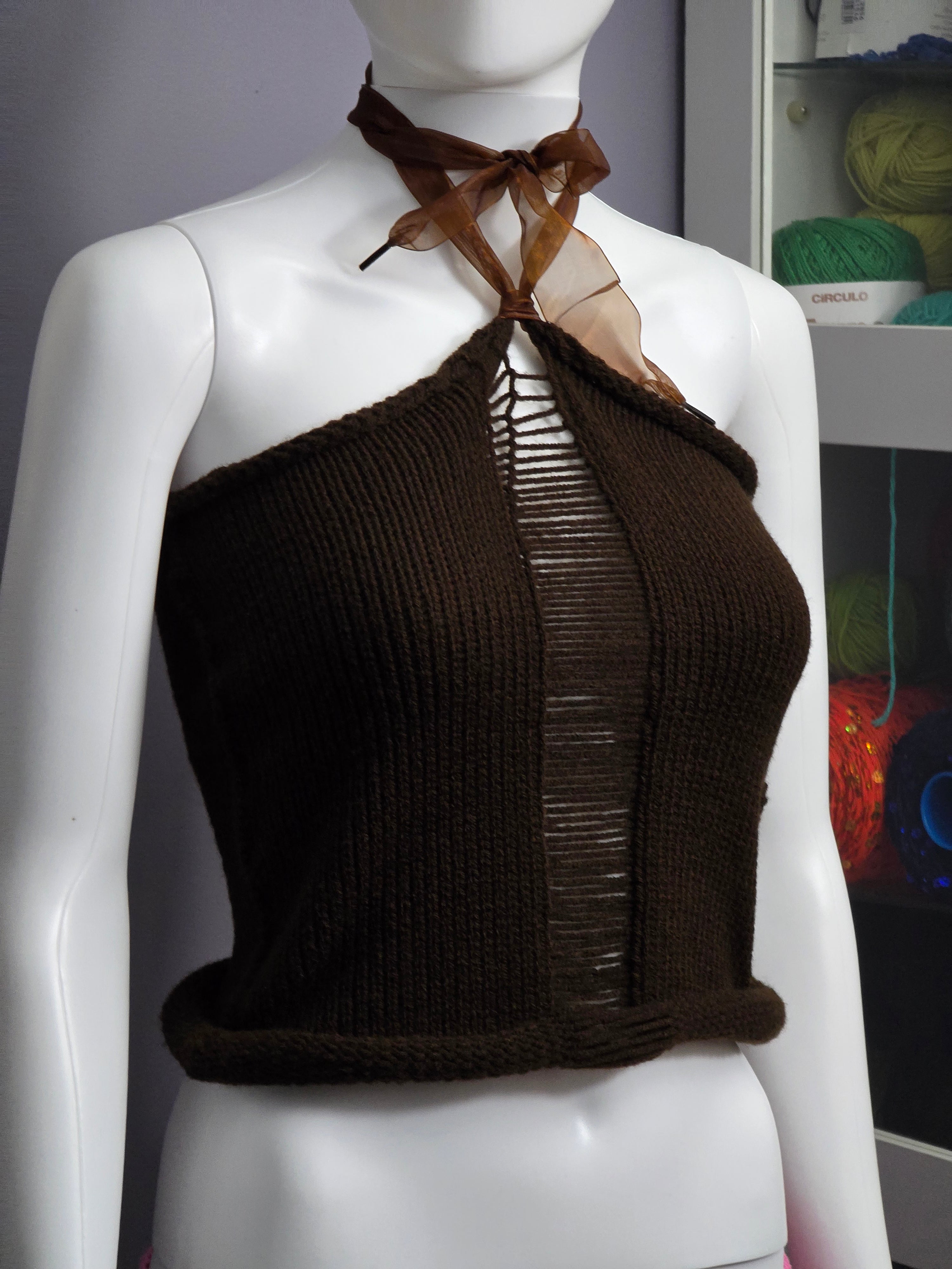 🎀 Haut en tricot asymétrique à col licou et haut déchiré