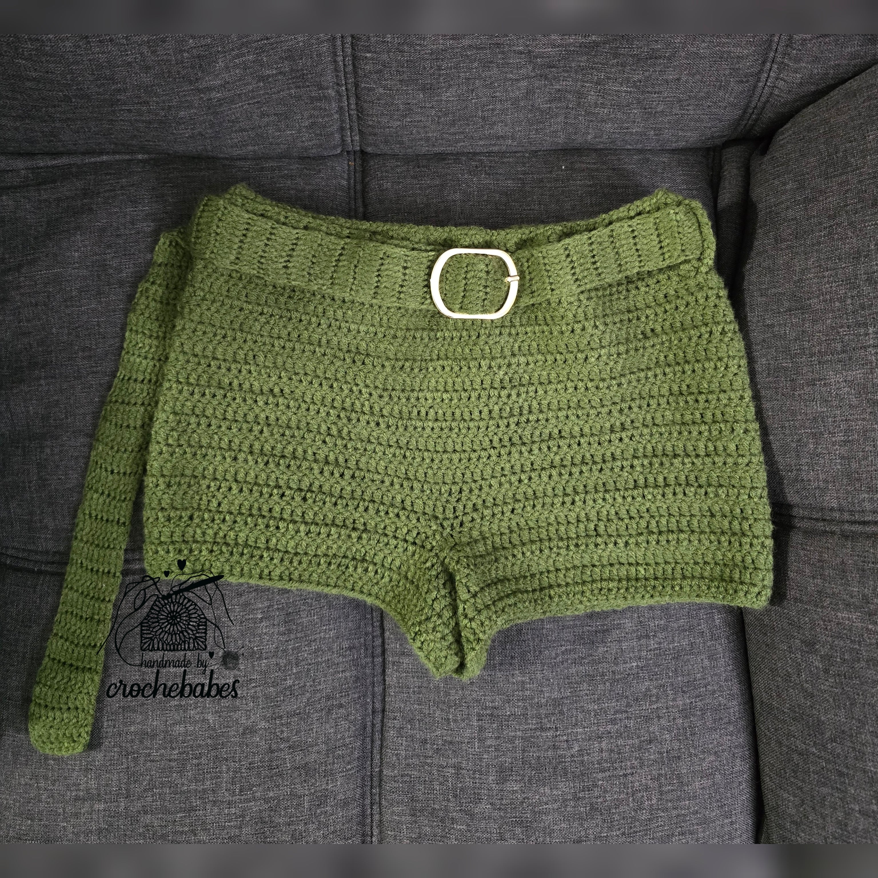 Short au crochet et haut en tricot découpé