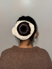 Chapeau noir et blanc crocheté à la main en forme d'oreille de chat (pain cuit à la vapeur) Chapeau décontracté à rayures