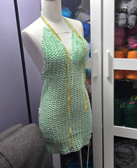 Crochet vert menthe. Ensemble deux pièces haut de bikini et mini-robe dos nu