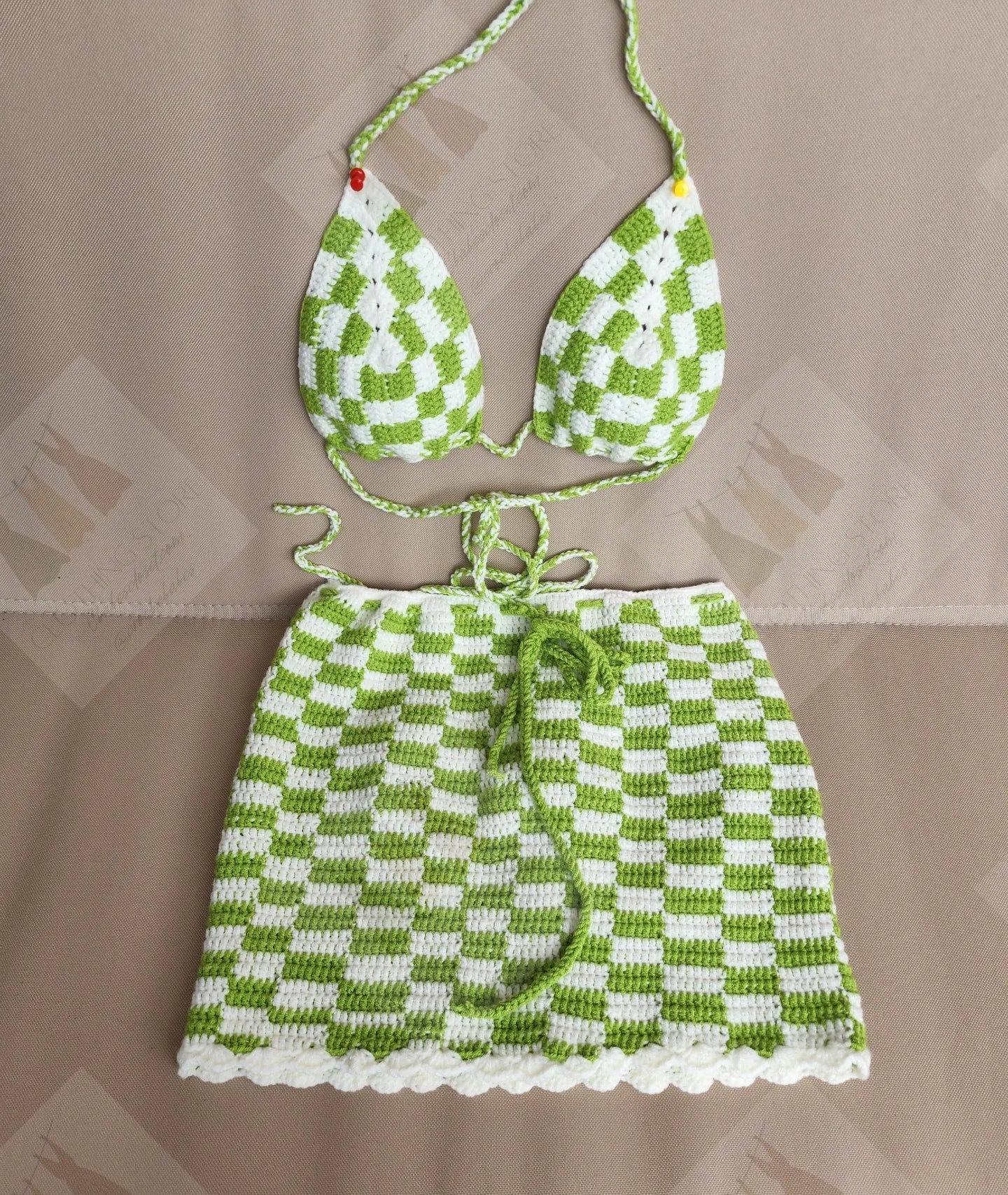 Ensembles deux pièces : haut de bikini à carreaux et mini-jupe, vêtements de plage, tenues d'été, bikinis au crochet. Ensembles deux pièces/bikini bohème.