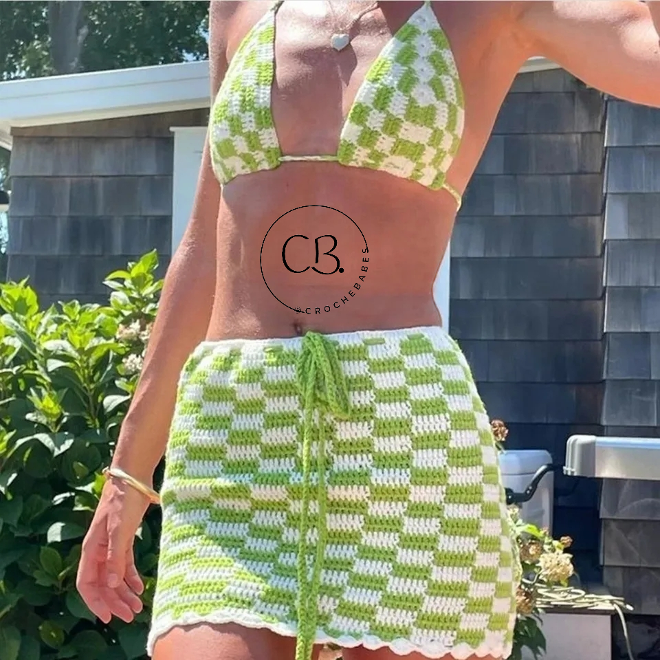 Ensembles deux pièces : haut de bikini à carreaux et mini-jupe, vêtements de plage, tenues d'été, bikinis au crochet. Ensembles deux pièces/bikini bohème.