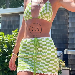 Ensembles deux pièces : haut de bikini à carreaux et mini-jupe, vêtements de plage, tenues d'été, bikinis au crochet. Ensembles deux pièces/bikini bohème.